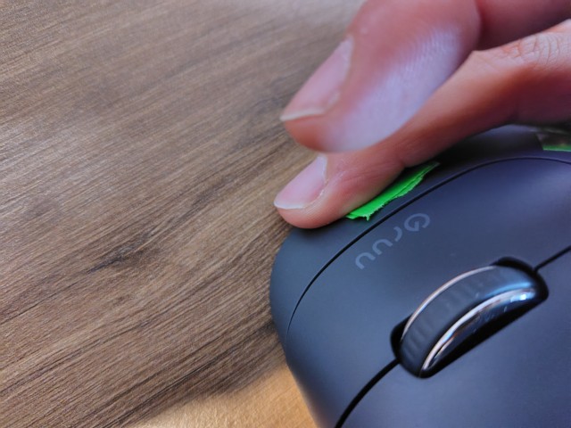 薬指の腹が養生テープにかかっている画像